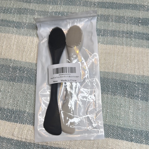 Silicone Facial Cleansing Brush Set - Black and Taupe - Picture 2 of 4
